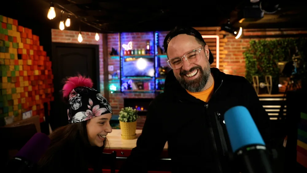 Des enfants assemblent et testent le prototype de leur jeu.